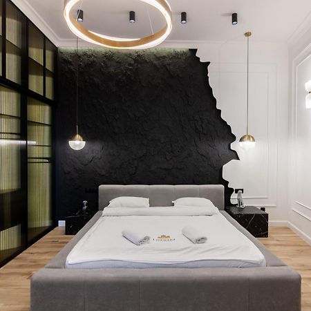 Leogrand Apartments On Franka 35 Lviv Bagian luar foto