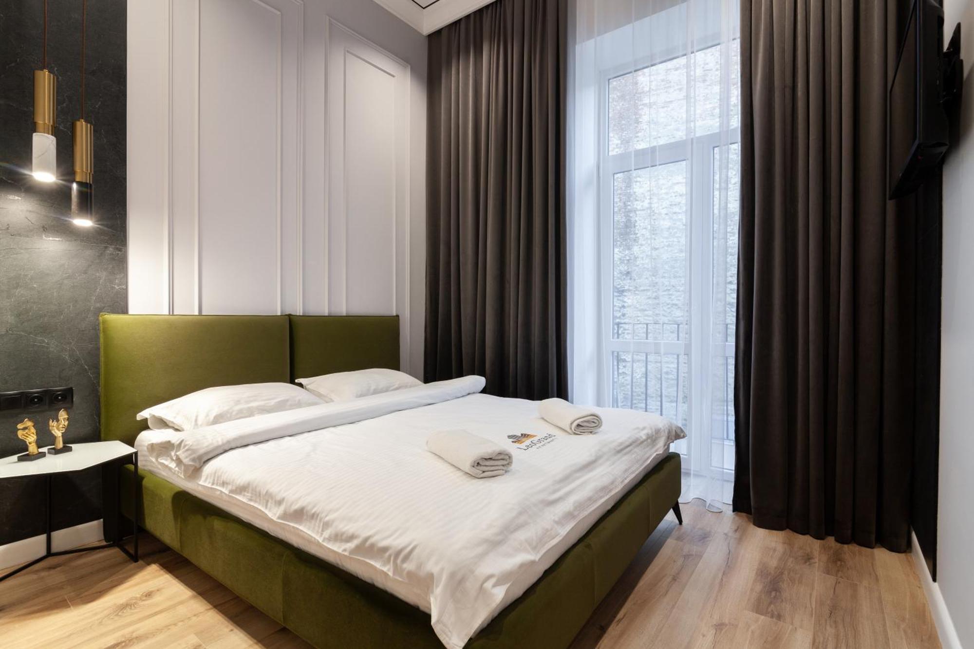 Leogrand Apartments On Franka 35 Lviv Bagian luar foto