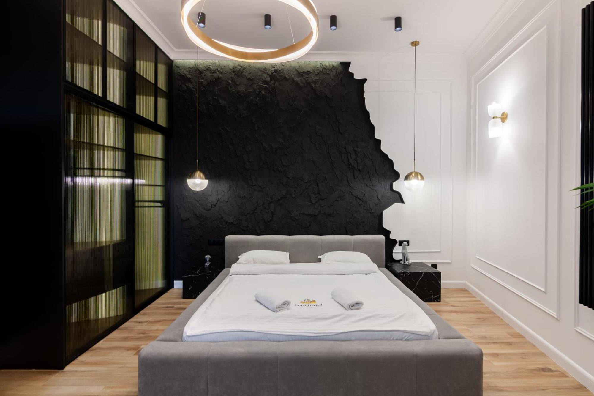 Leogrand Apartments On Franka 35 Lviv Bagian luar foto